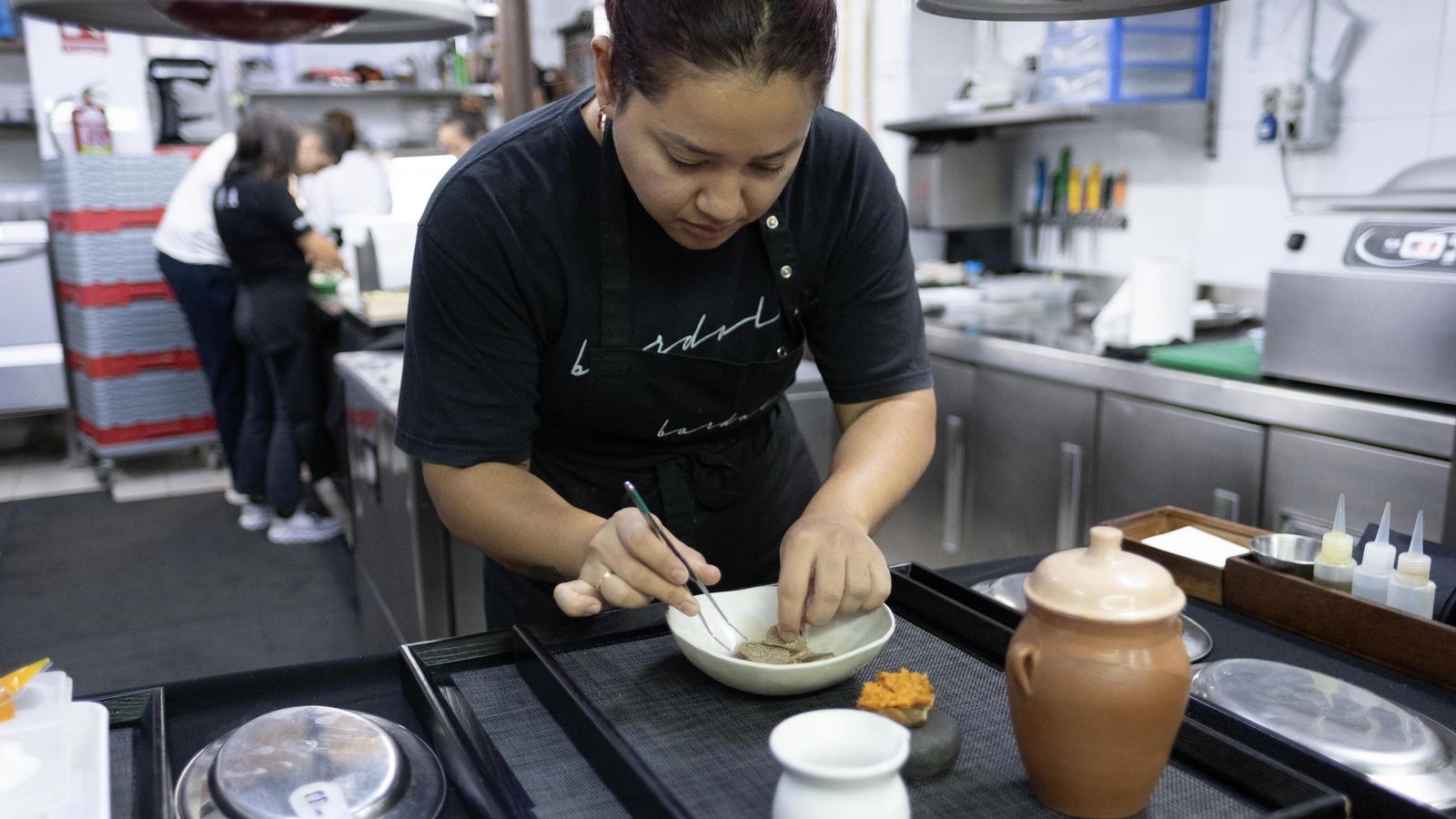 Nini Rivera, segunda jefa de cocina y jefa de pastelería, emplatando una sus elaboraciones.
