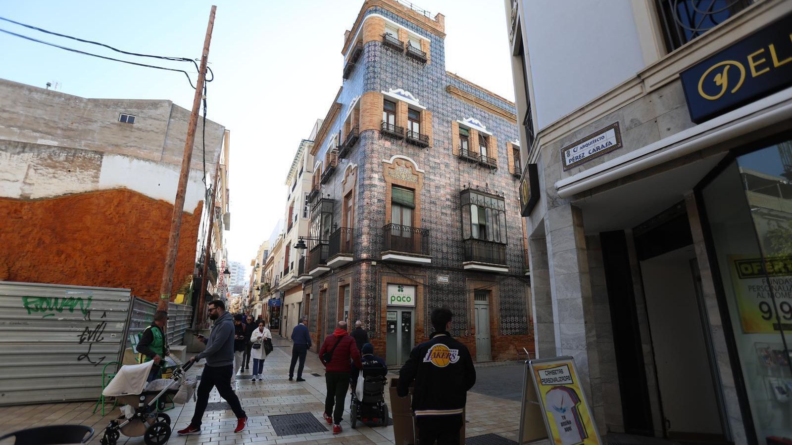 La calle Arquitecto Pérez Carasa de Huelva, este martes. La calle Arquitecto Pérez Carasa de Huelva, este martes.