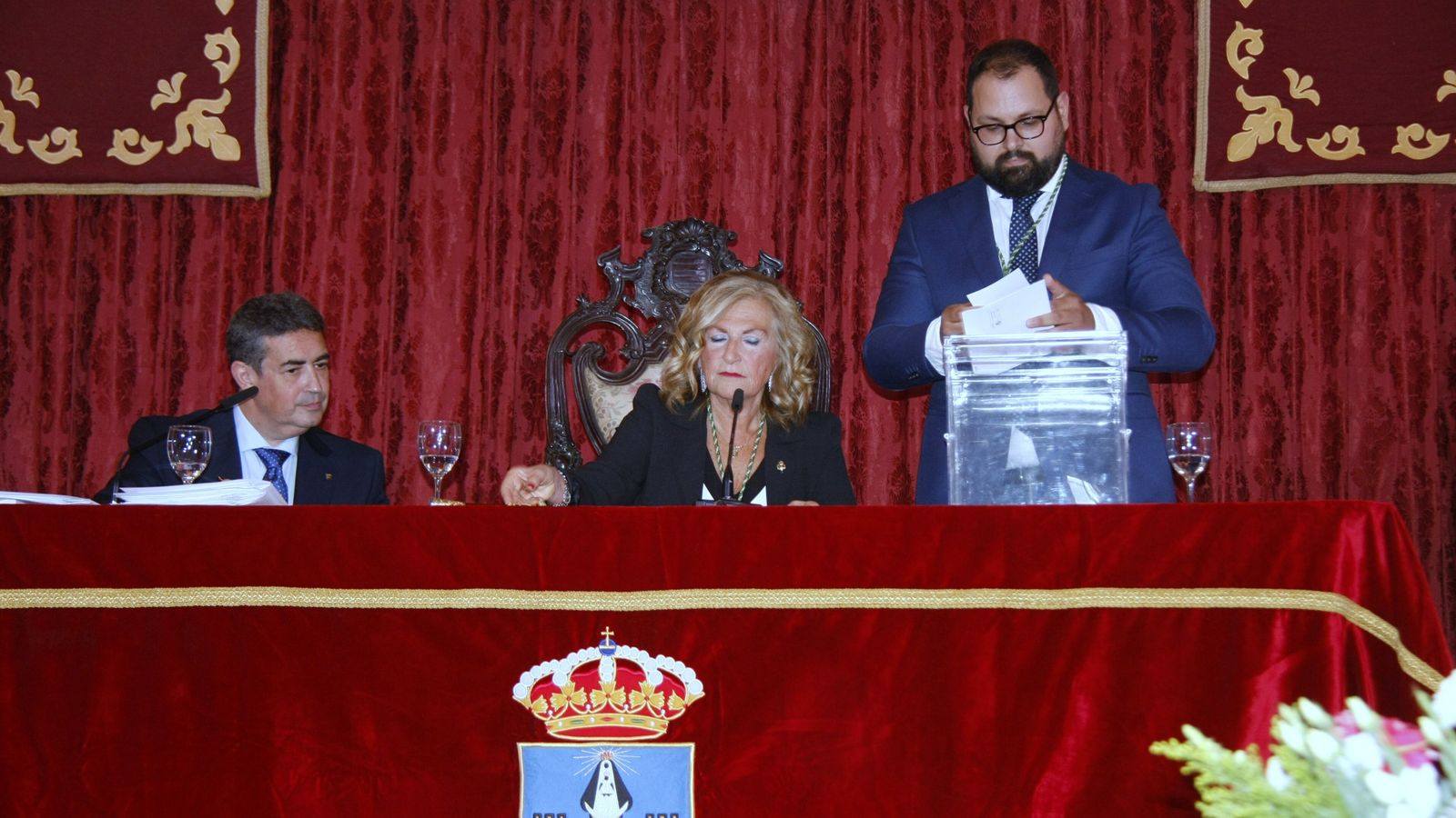 El momento del recuento de los votos para elegir al nuevo alcalde.