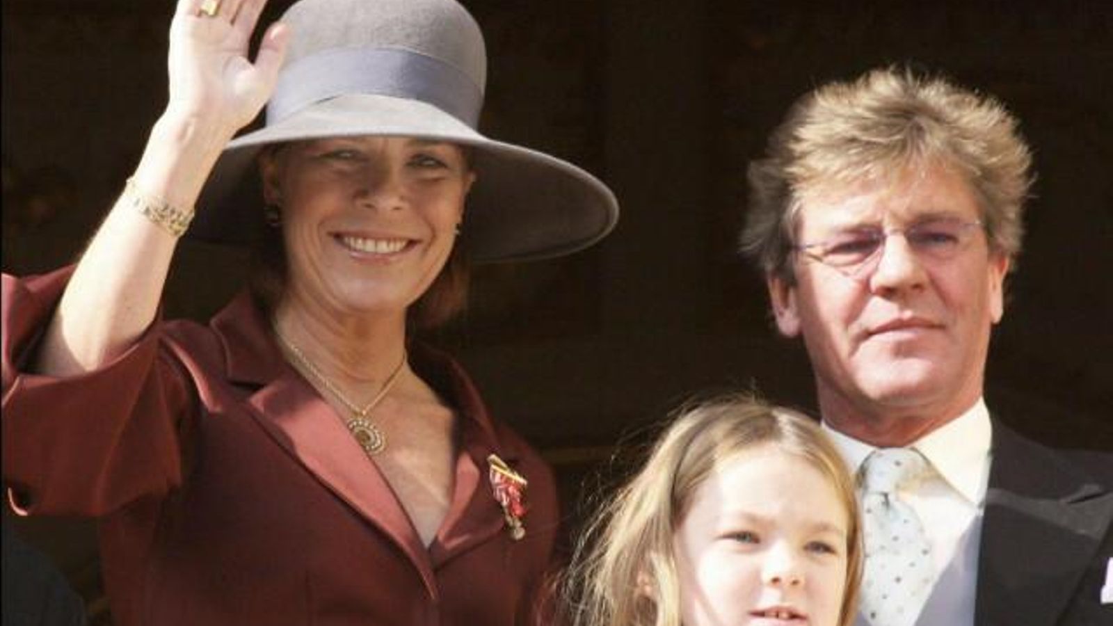 Cuando era niña, con sus padres, saludando desde el balcón del palacio Grimaldi.