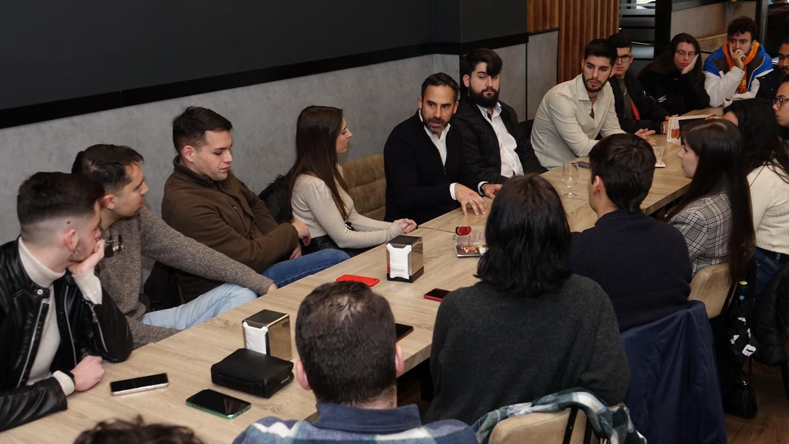 Dani Pérez con un grupo de jóvenes este martes.
