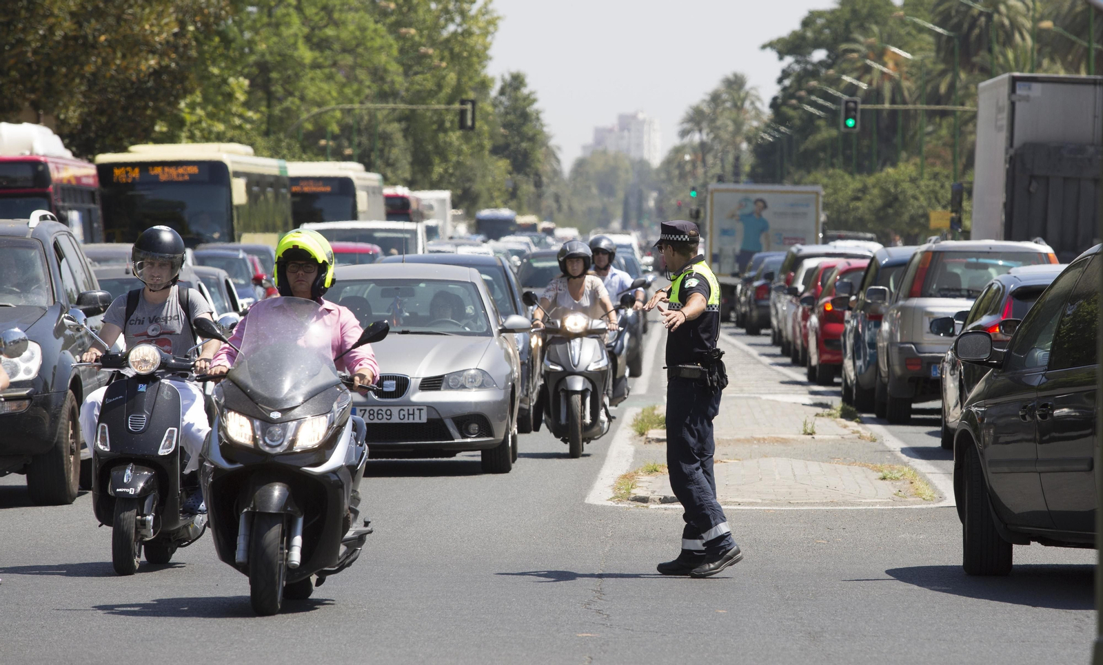 Atascos en Sevilla por el corte del Puente de las Delicias