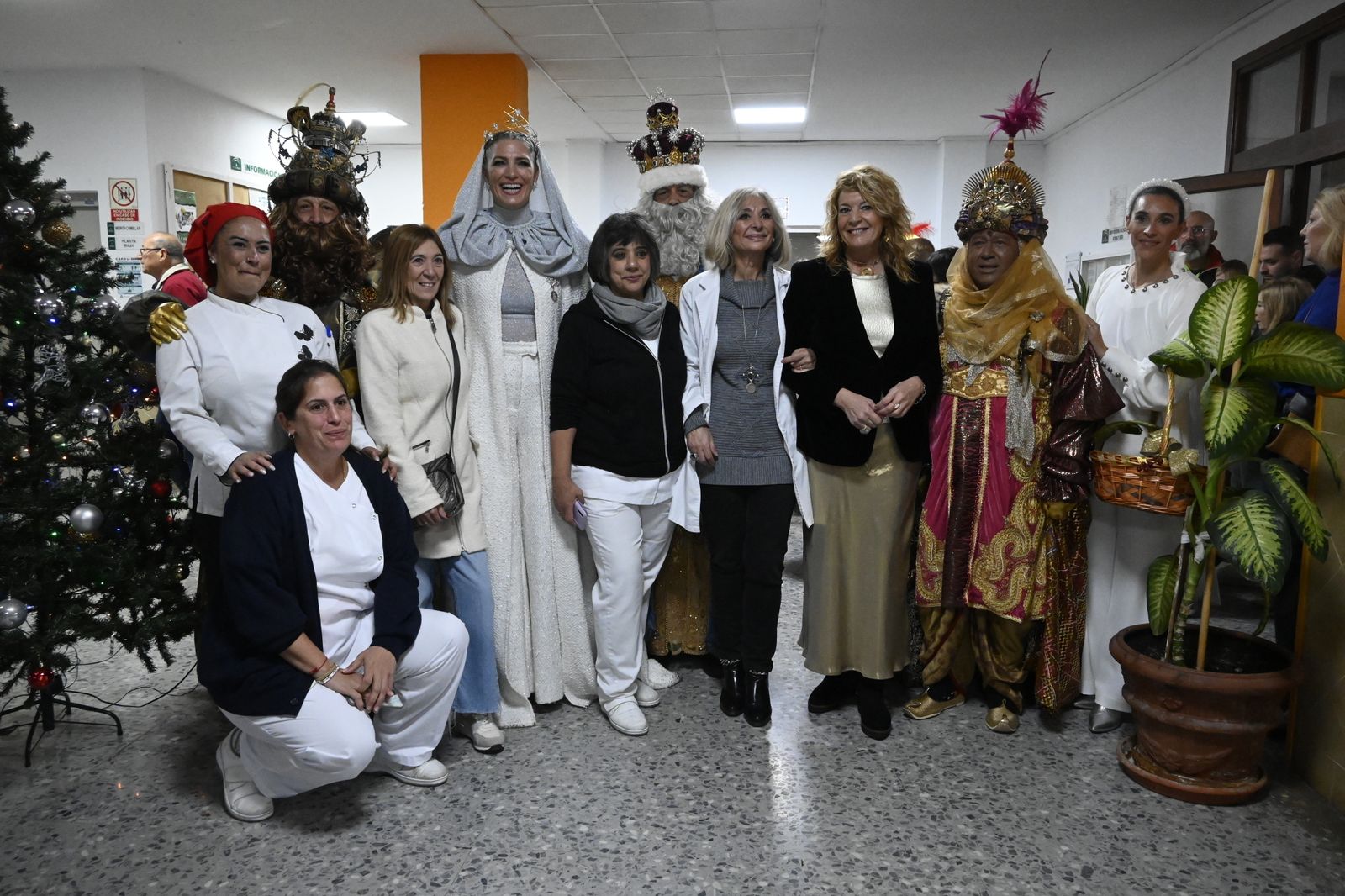 Visita de los Reyes Magos a los ancianos de los asilos de Huelva, en imágenes