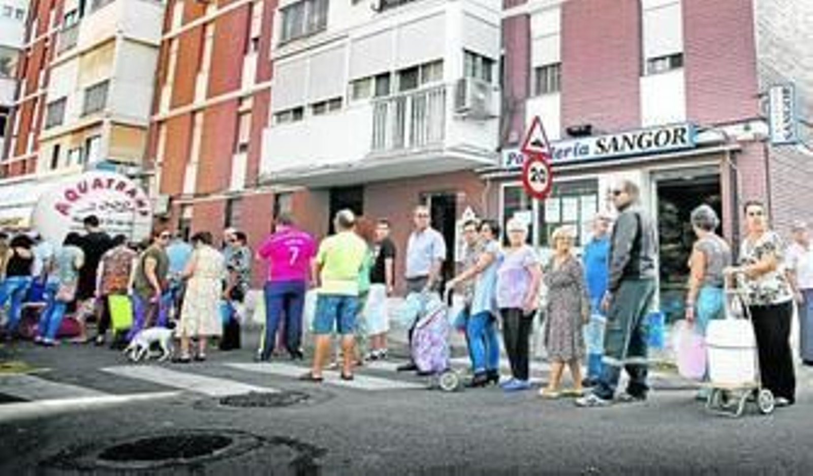 Vecinos de Loreto haciendo cola para conseguir agua los días que se cortó el suministro.