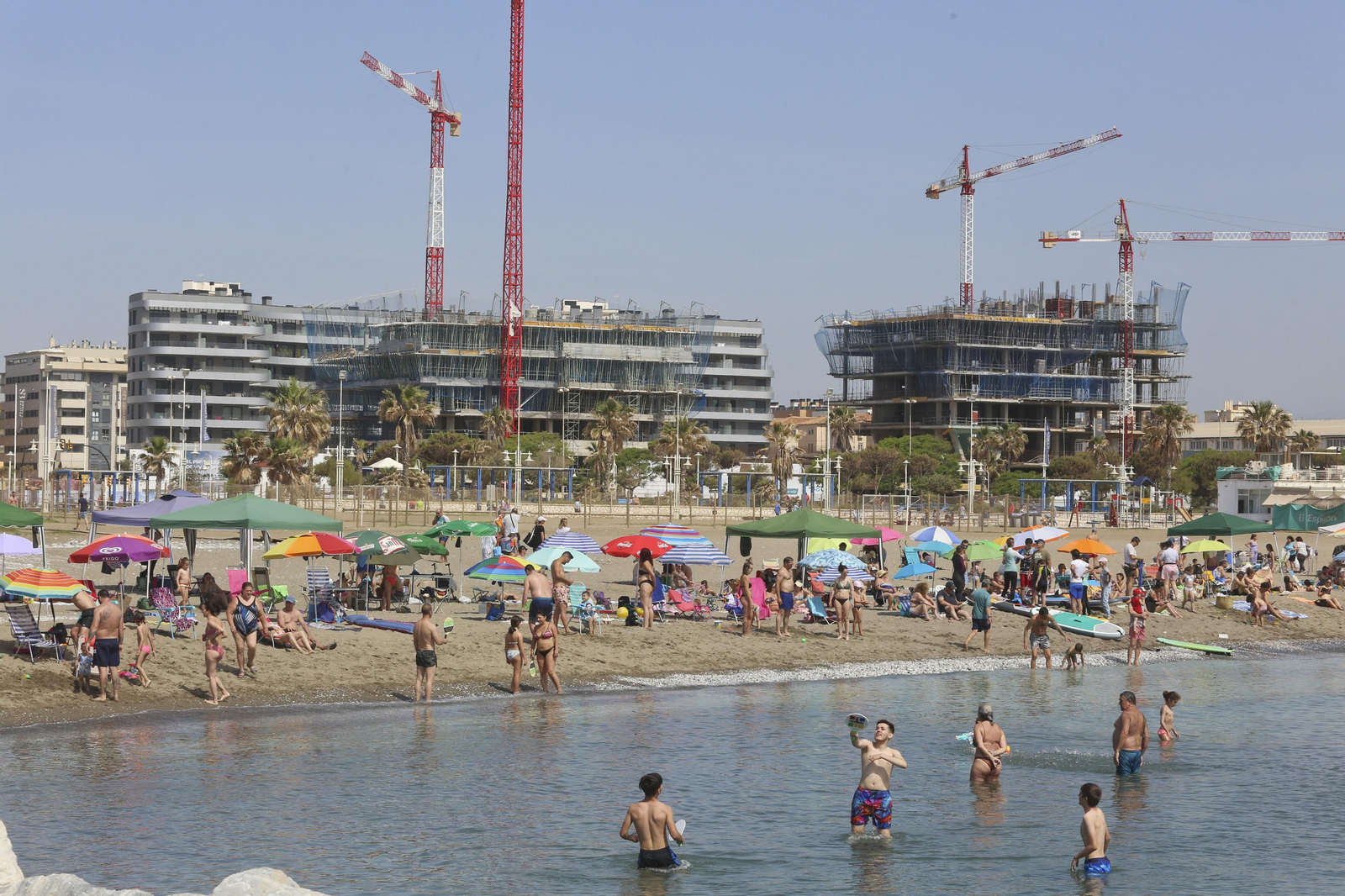 Un domingo de playa en Málaga, en fotos.