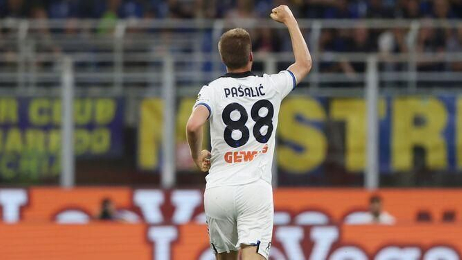 Pasalic con la camiseta del Atalanta y el 88 a la espalda