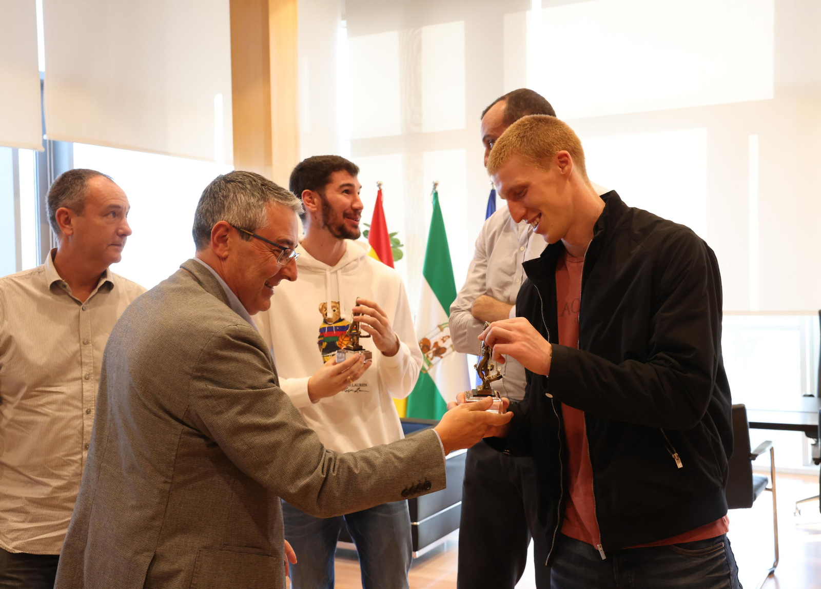 Los campeones de Europa, recibidos por las instituciones