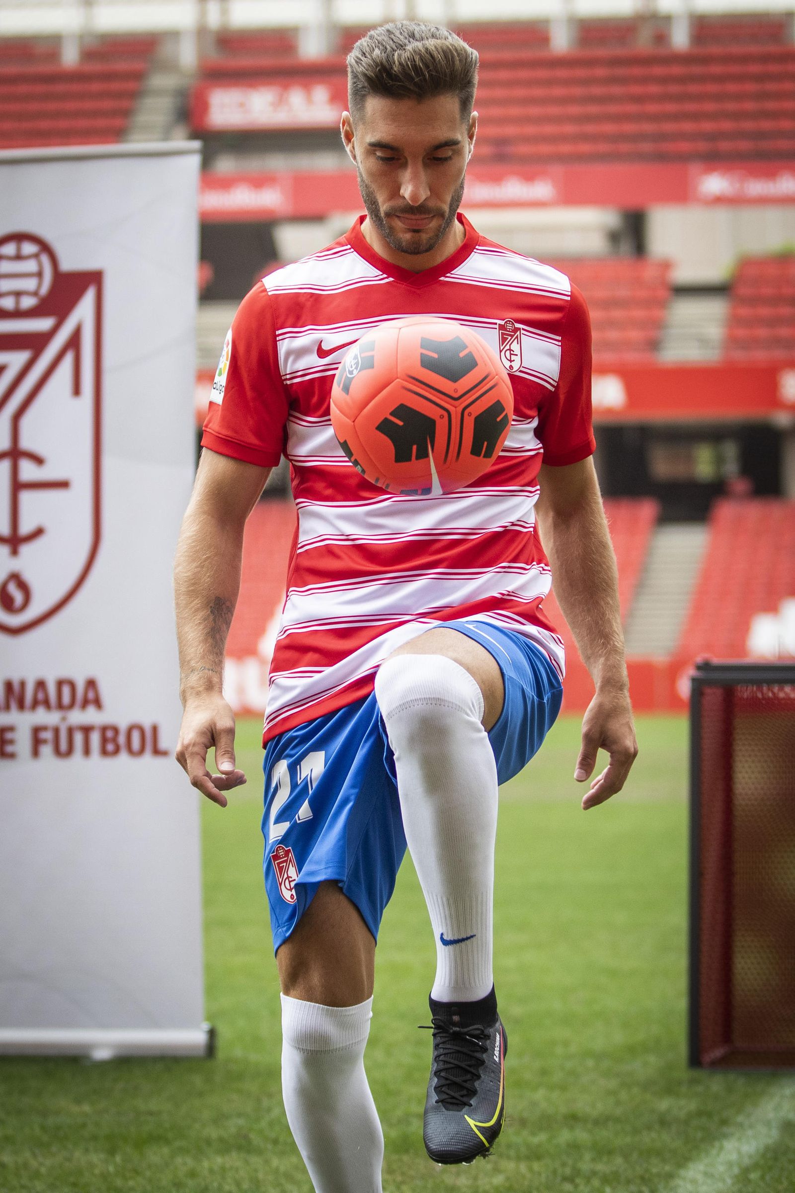 Rochina da toques al balón en su presentación.