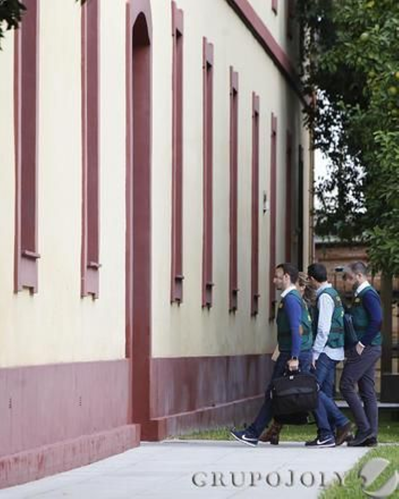 Varios agentes de la UCO durante el registro de la Diputación de Sevilla.

Foto: José Ángel García