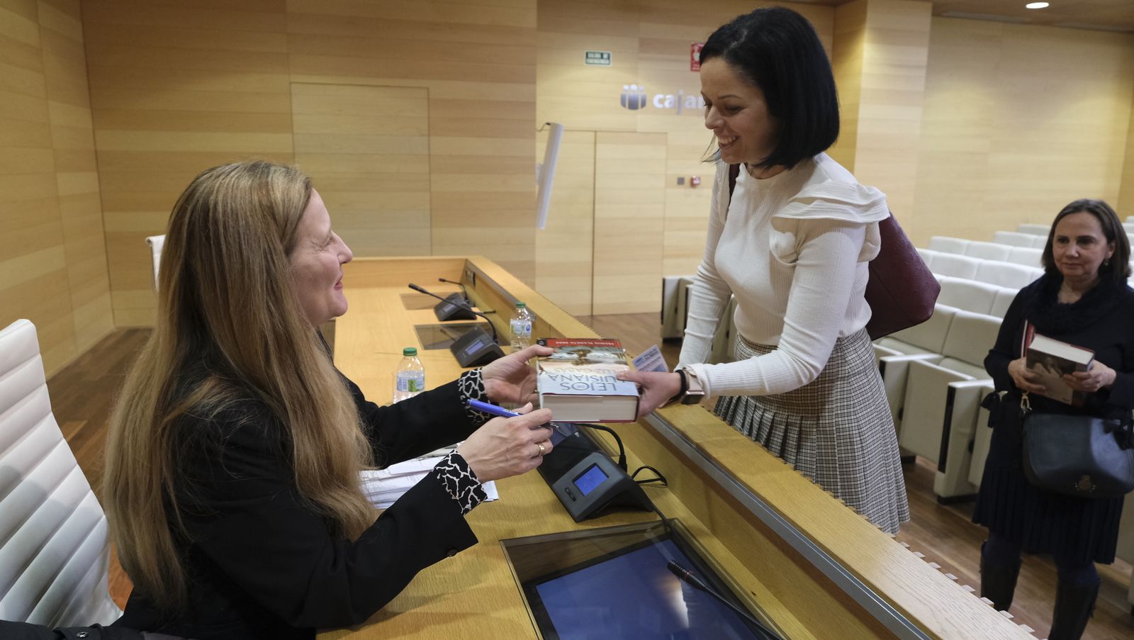 Imágenes del Diario de los Libros con la escritora ganadora del Premio Planeta 2022, Luz Gabás
