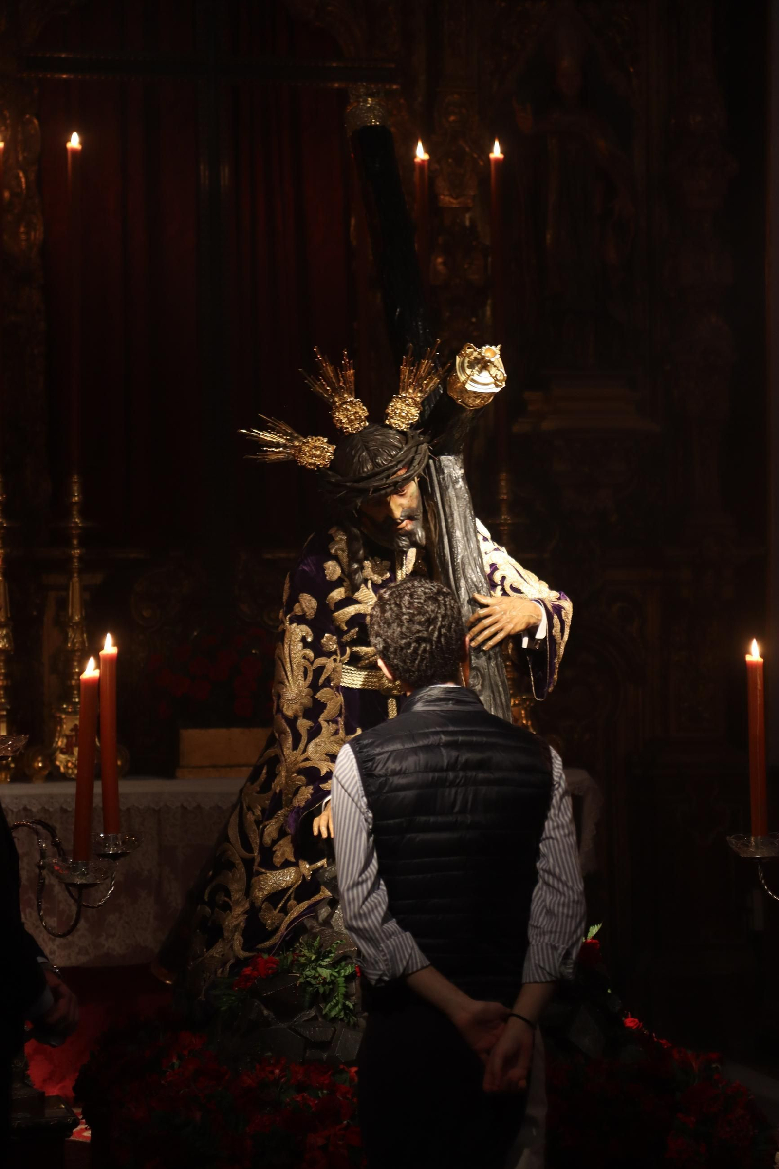 Sevilla acaricia la Semana Santa en un Domingo de Pasión lleno de cultos