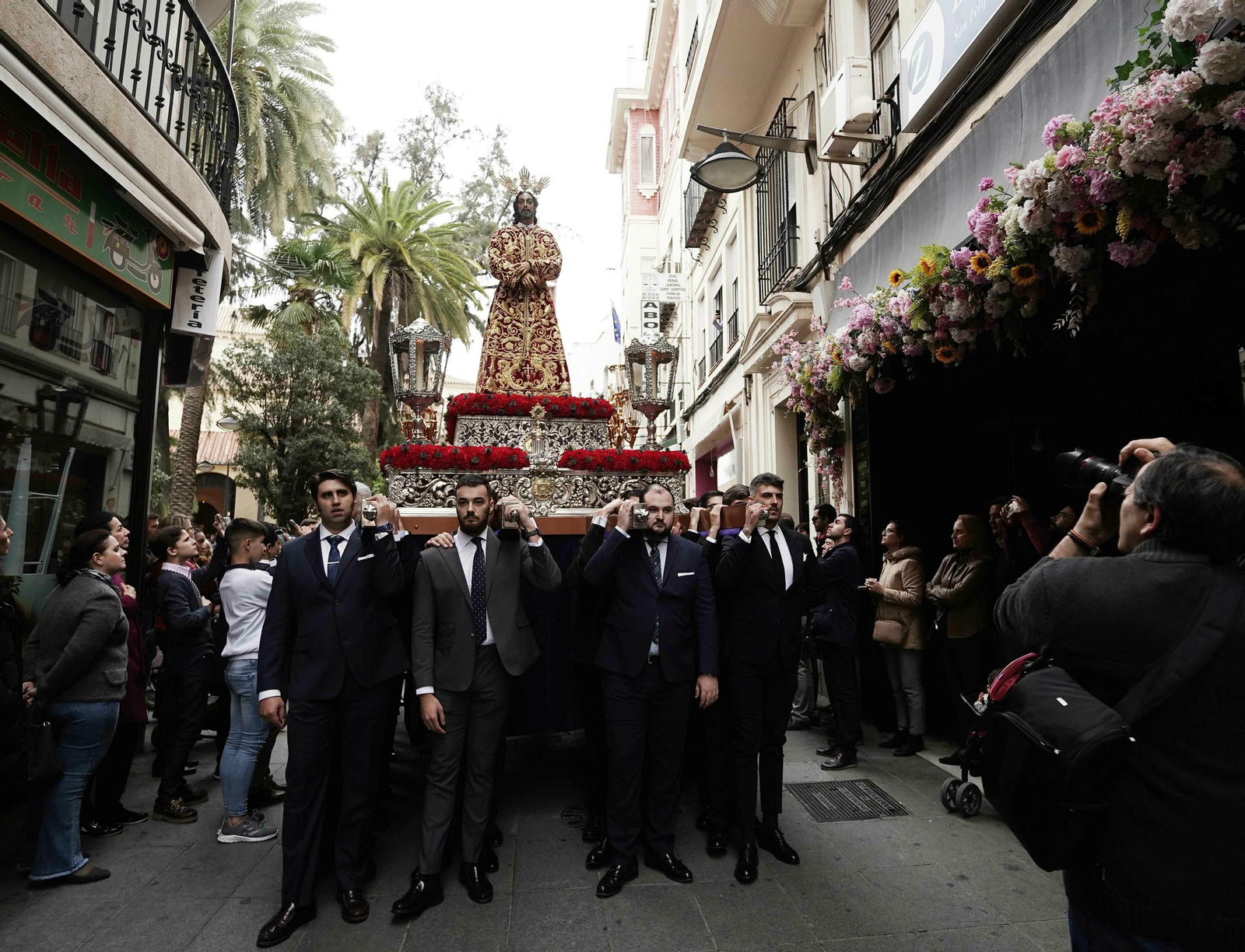 El Vía Crucis de las Cofradías 2020, en fotos