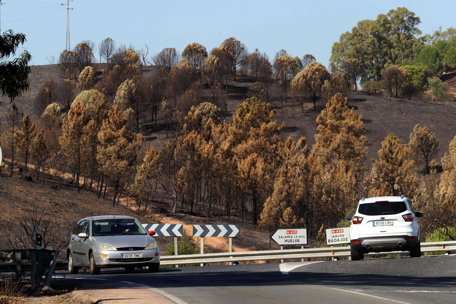 Imágenes de las zonas devastadas por el incendio de Almonaster la Real