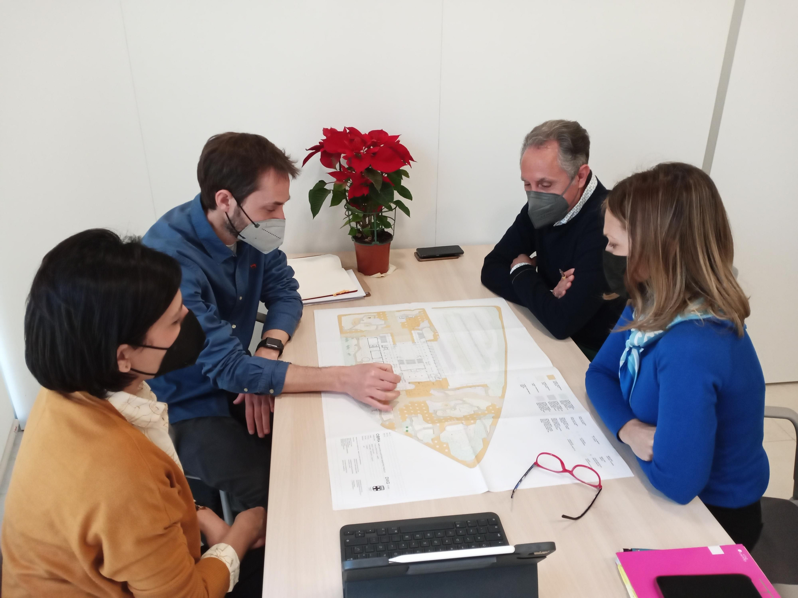 Ana Martínez Labellla con el equipo de arquitectos de la Ciudad de la Cultura