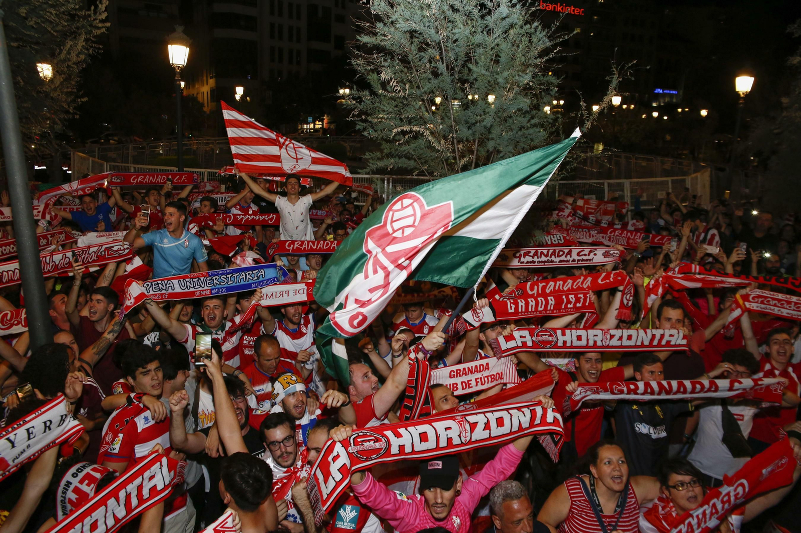 Las mejores imágenes de cómo Granada celebró el ascenso en la Fuente de las Batallas