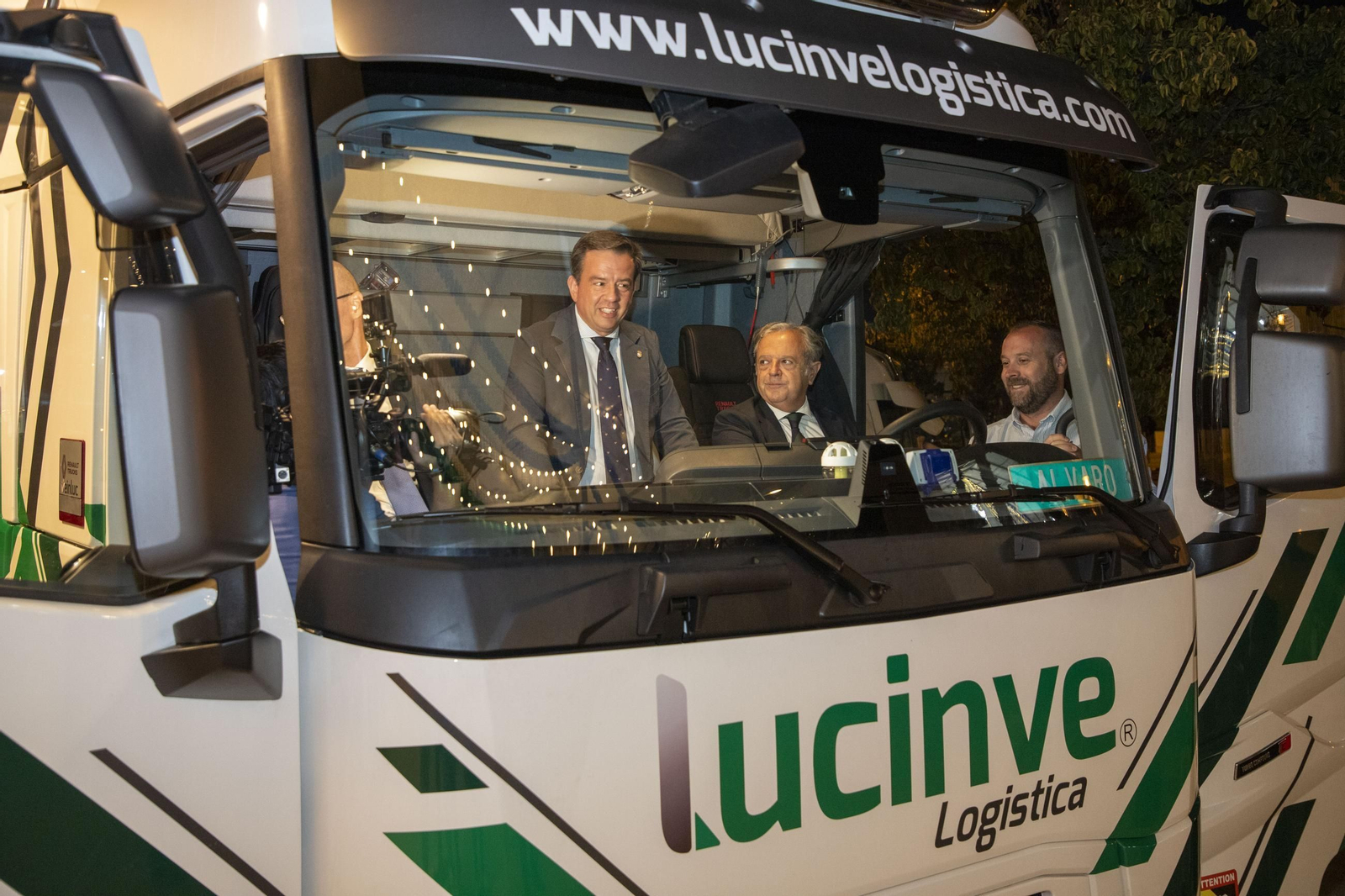 El alcalde de Lucena y el presidente de la Diputación de Córdoba, en un camión. El alcalde de Lucena y el presidente de la Diputación de Córdoba, en un camión.