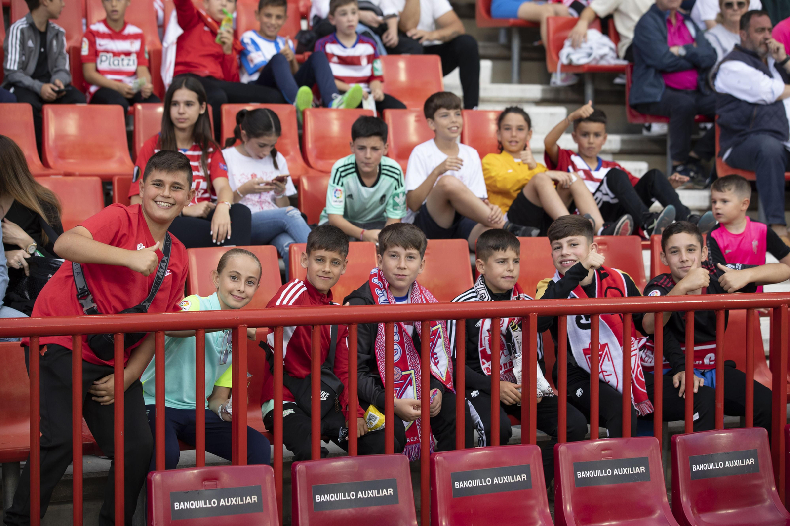 Encuéntrate en la grada en el Recreativo Granada - Real Avilés