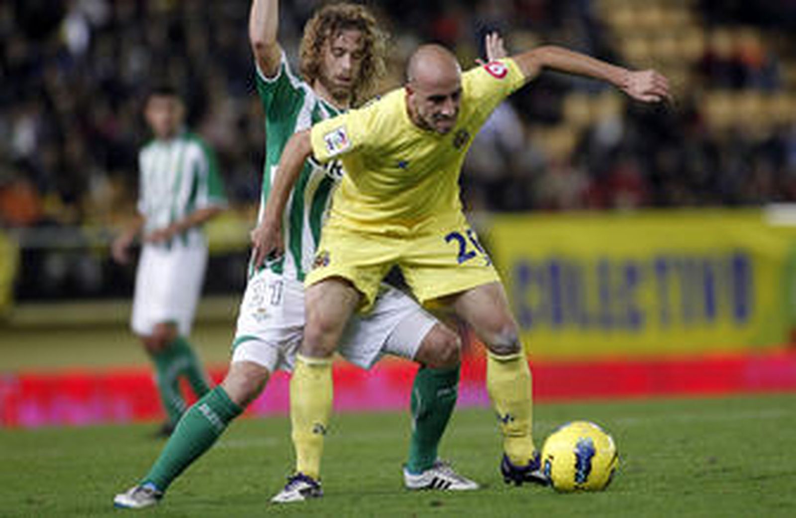 Borja Valero durante un partido con el Villarreal.