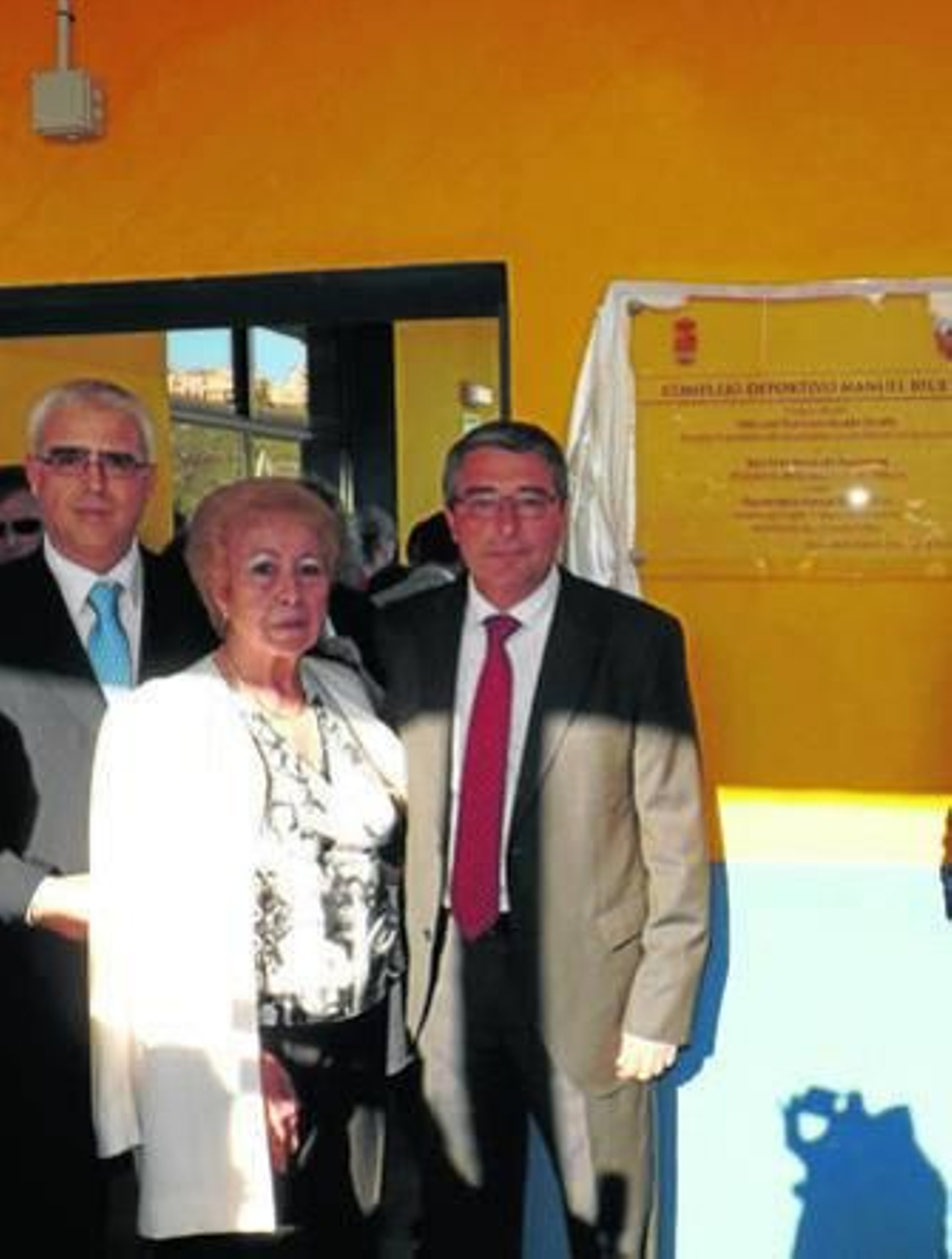 El alcalde con la familia de Manuel Becerra.