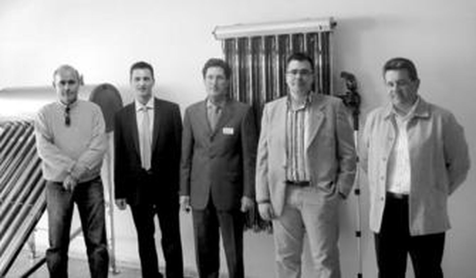 Gómez e Ioan junto a empresarios de la zona en la inuguarción.