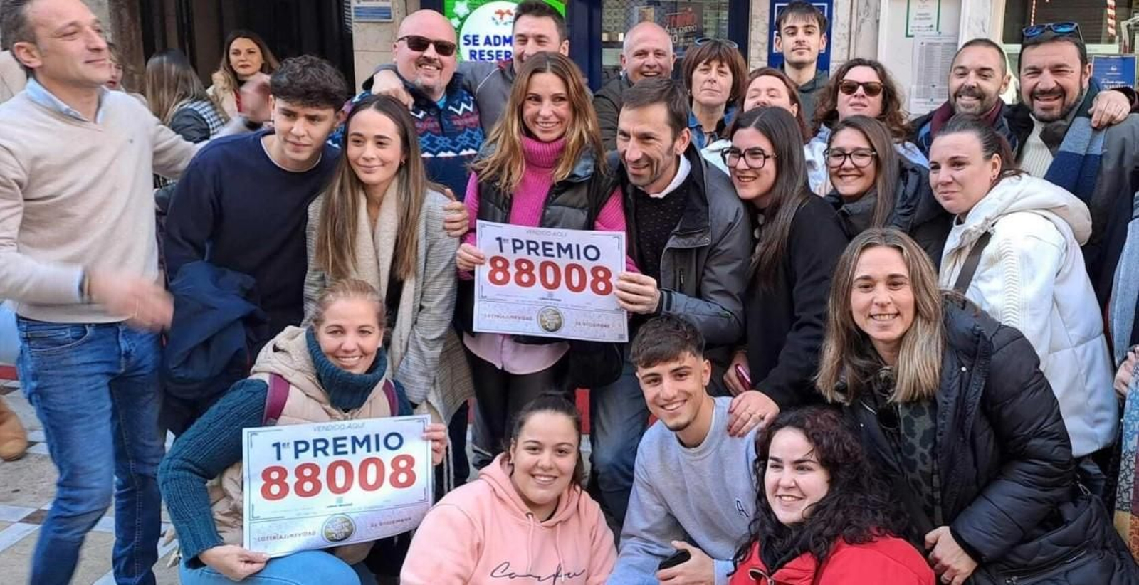 Premiados celebrando que les había tocado el Gordo.