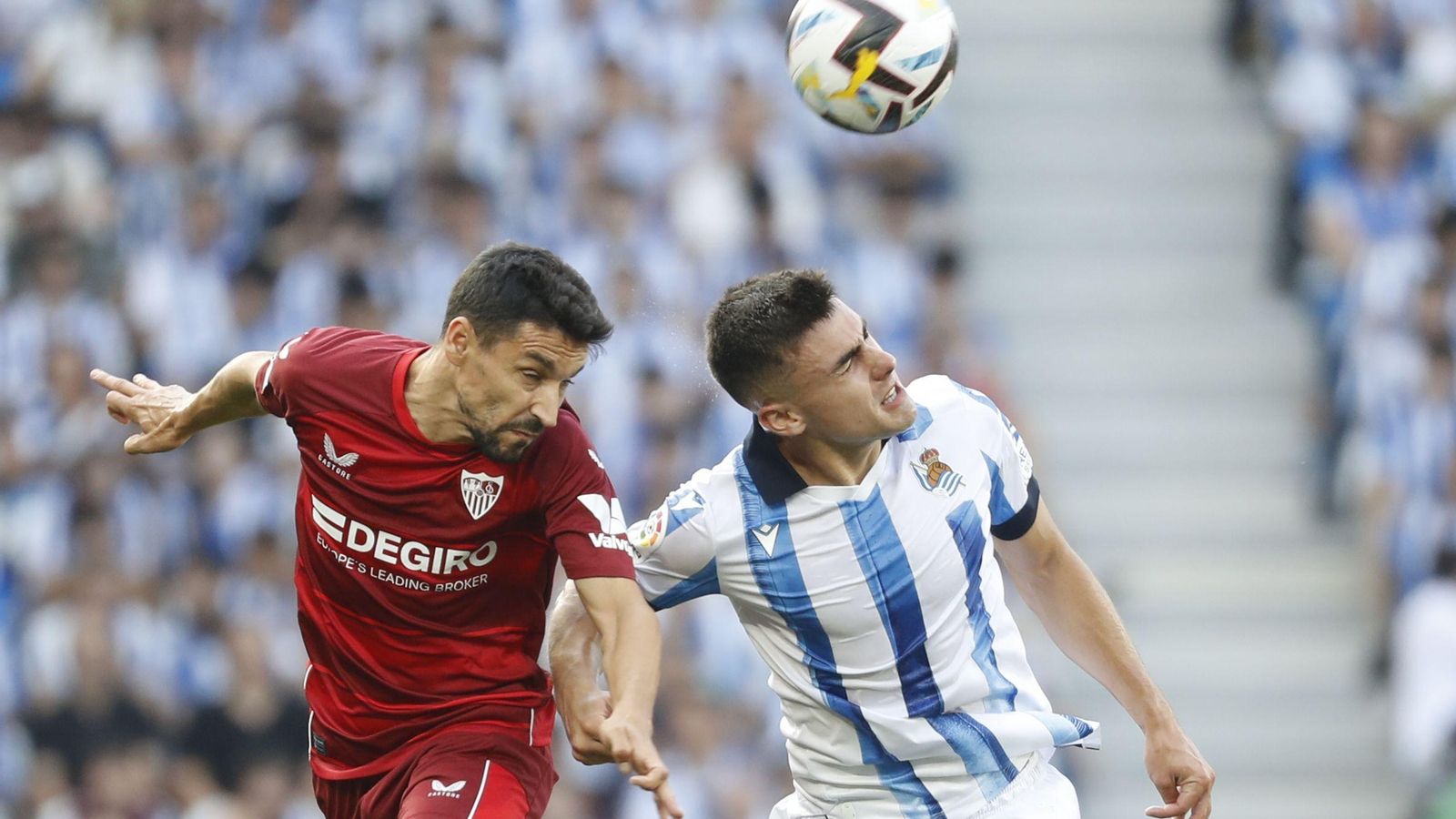 Jesús Navas, que tuvo que salir por el lesionado Montiel, salta con Barrenetxea.