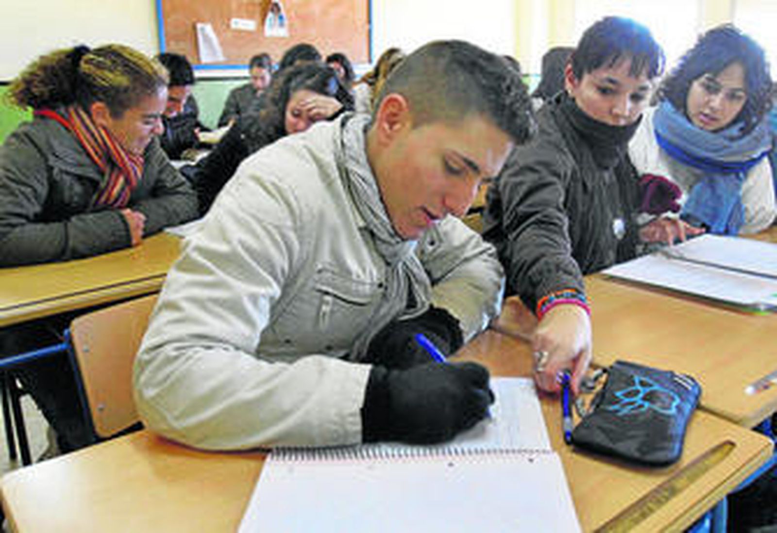 Alumnos de segundo de Bachillerato embutidos en sus ropas de abrigo, ayer, siguiendo una clase.