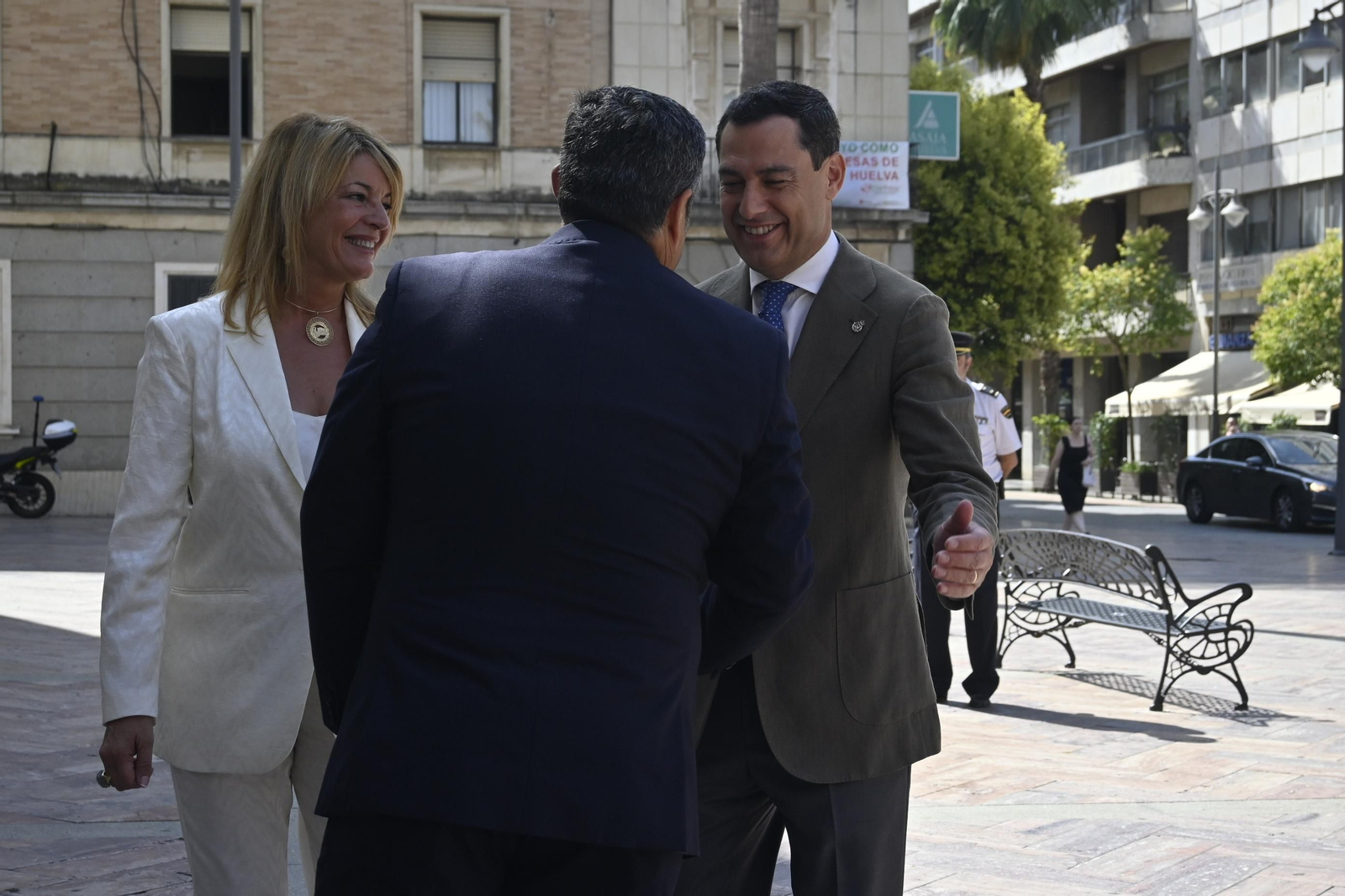 Visita de Juanma Moreno al Ayuntamiento de Huelva, en Imágenes