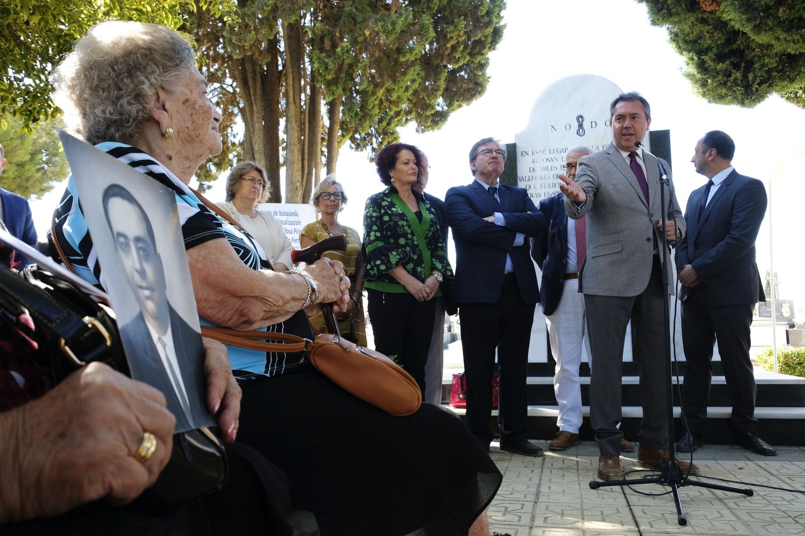 Espadas señala a una mujer durante el acto celebrado ayer en el cementerio de San Fernando.