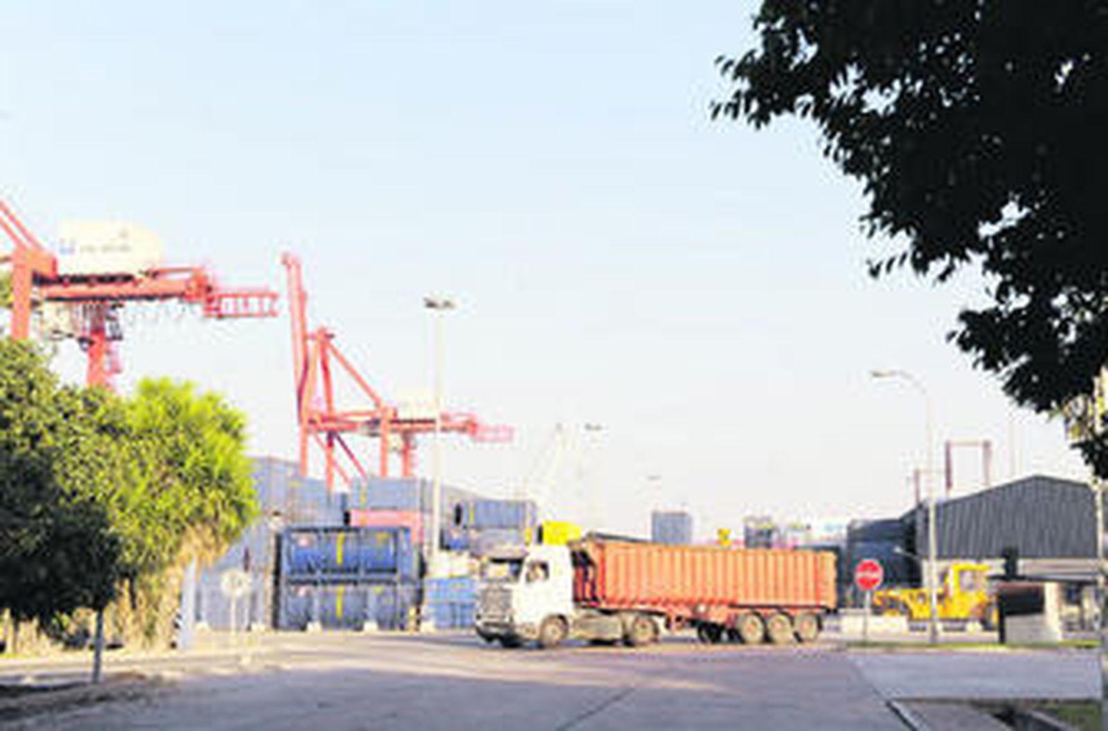 Zona de almacenamiento de contenedores aneja al Muelle del Centenario, donde permanece hundido el barco.