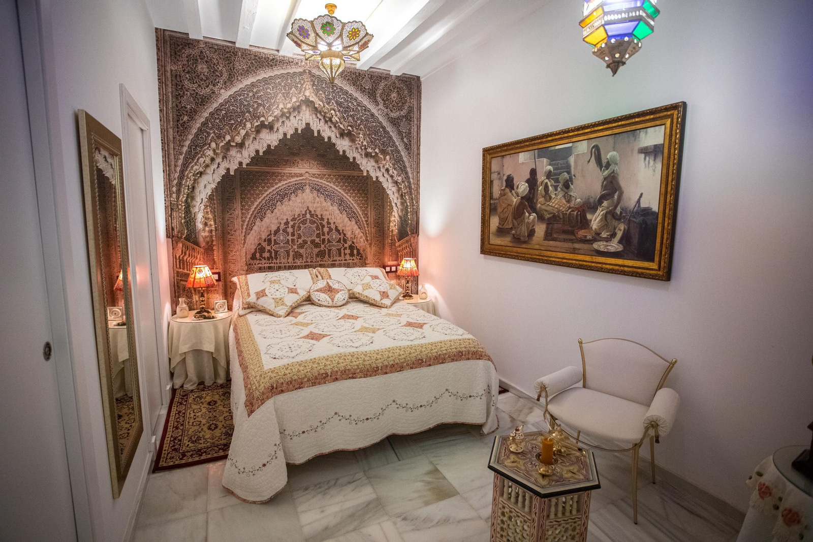 En la parte frontal del dormitorio, de inspiración árabe, se representa el salón de los Reyes de la Alhambra de Granada.