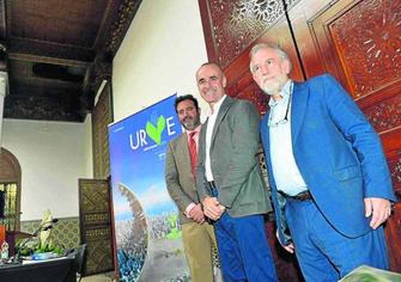 Jesús Rojas (Fibes), Antonio Muñoz (edil de Hábitat Urbano) y Adolfo Fdez. Palomares (director de Medio Ambiente).