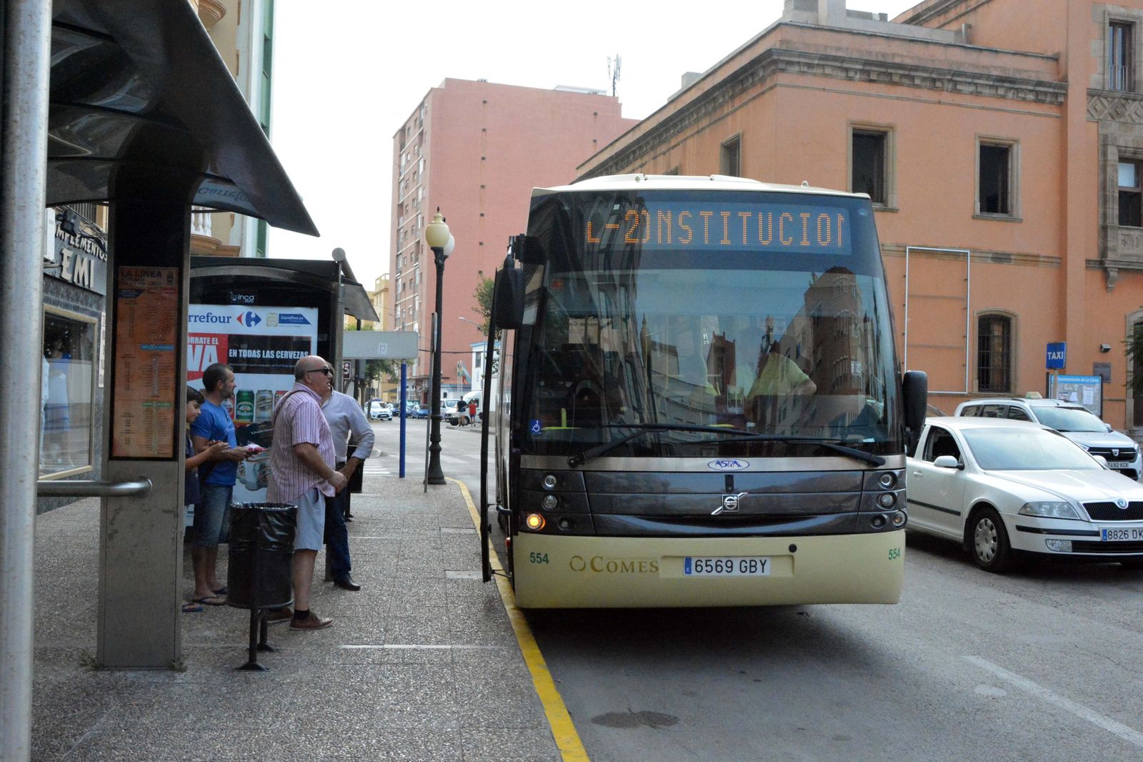 Uno de los vehículos del actual servicio, que presta Comes.