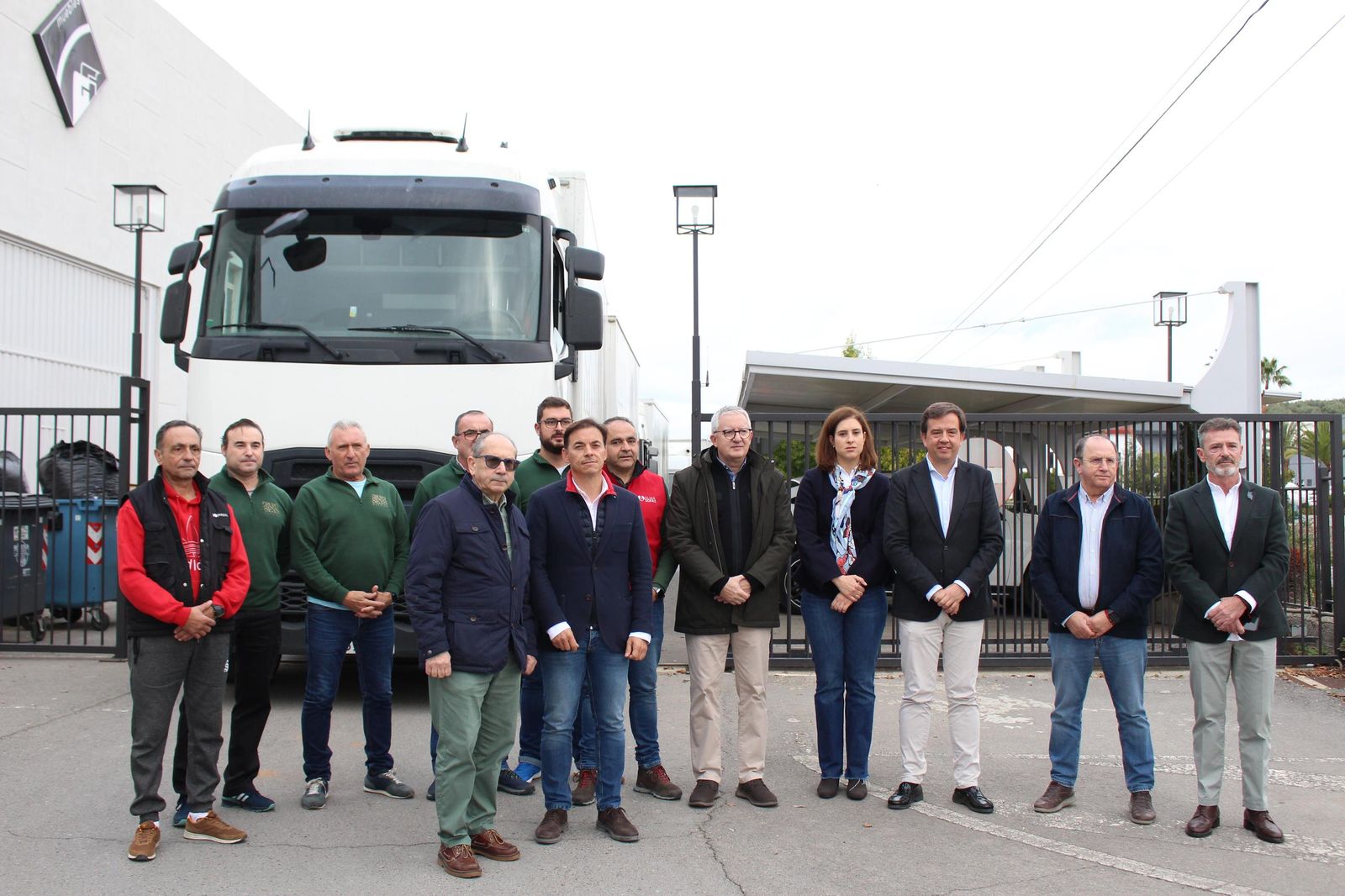 Empresarios de Amalu y representantes políticos, antes de la partida del contingente de ayuda.