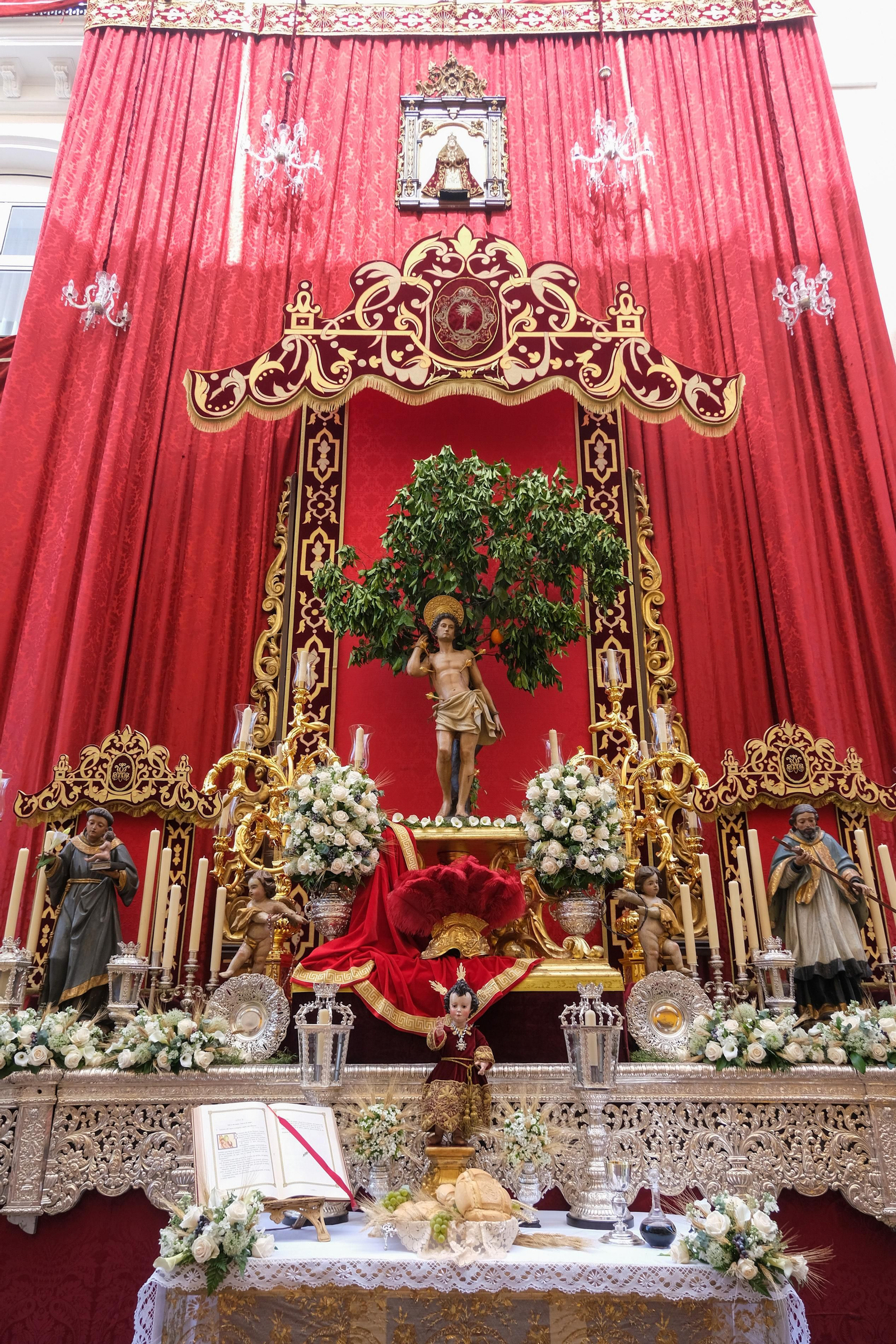 Preparativos, altares, escaparates, balcones para el Corpus