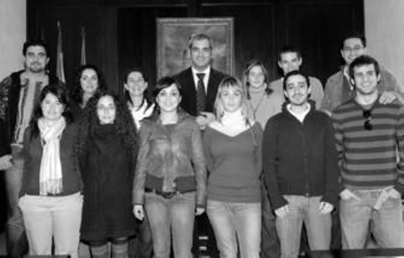 El concejal de Fomento, junto con los beneficiarios de la última convocatoria del programa Leonardo.