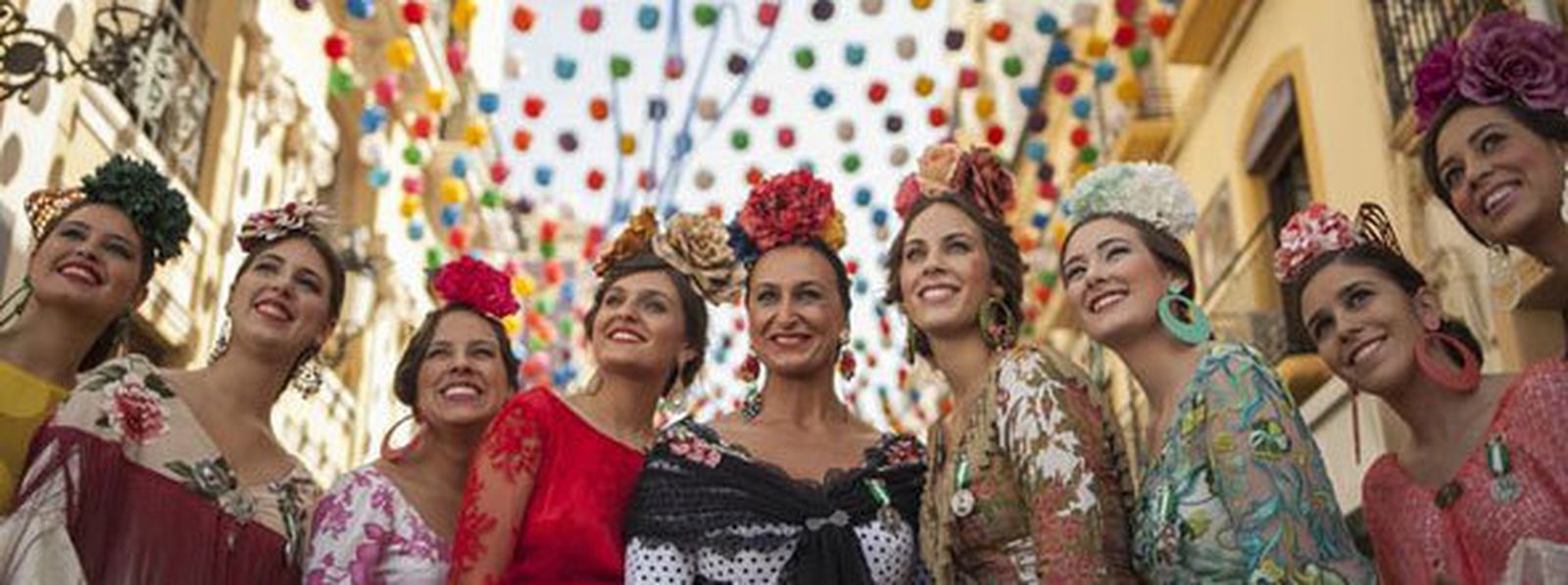 Mujeres vestidas de flamenca en la calle Larios.