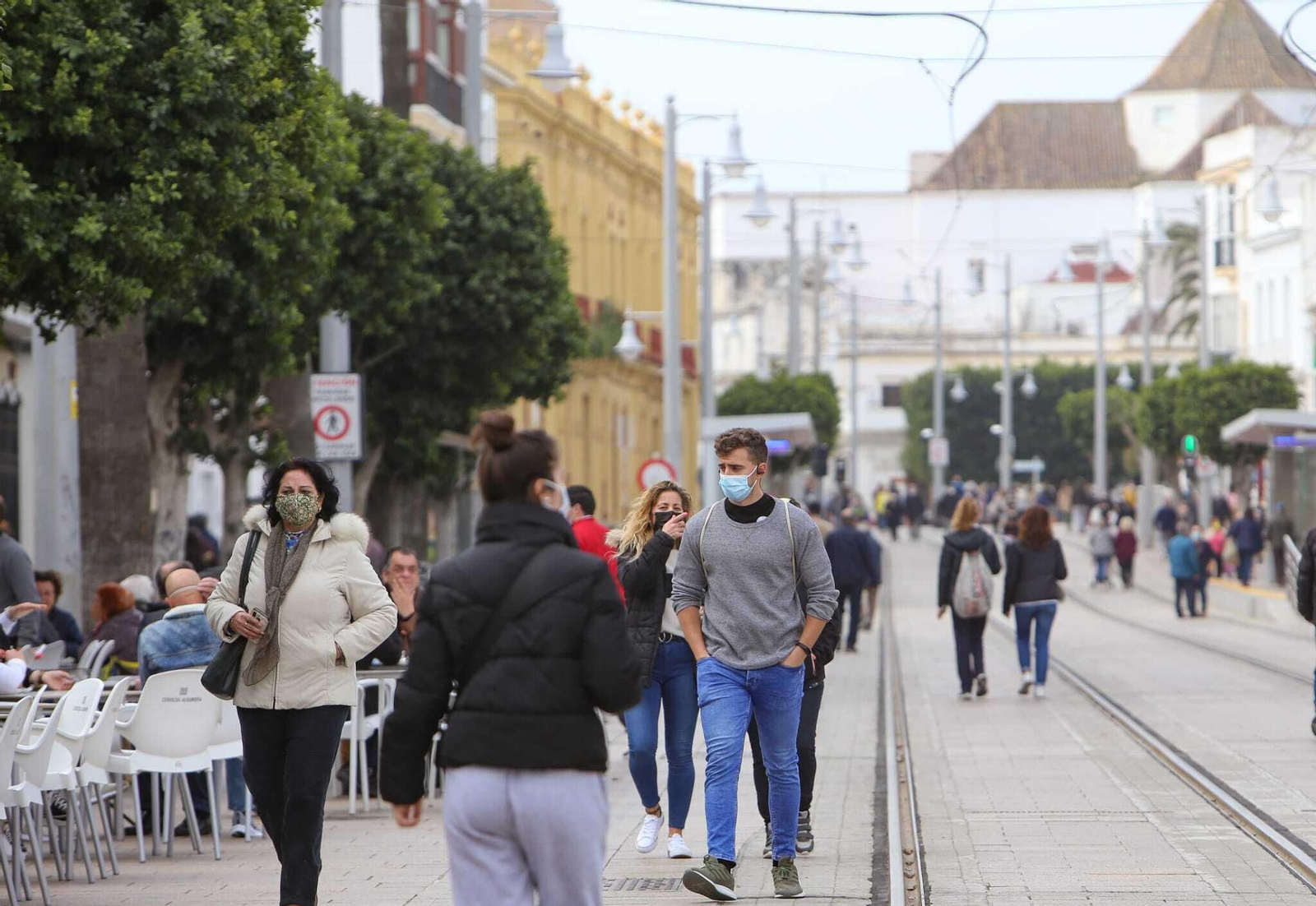 Ciudadanos por la calle Real de San Fernando.
