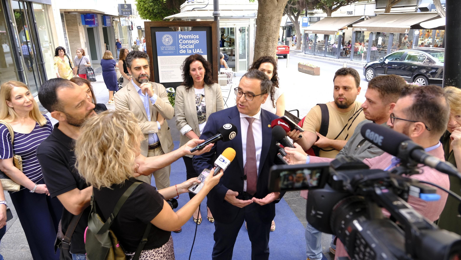 Inauguración de la exposición fotográfica 'Premios Consejo Social de la UAL', en imágenes