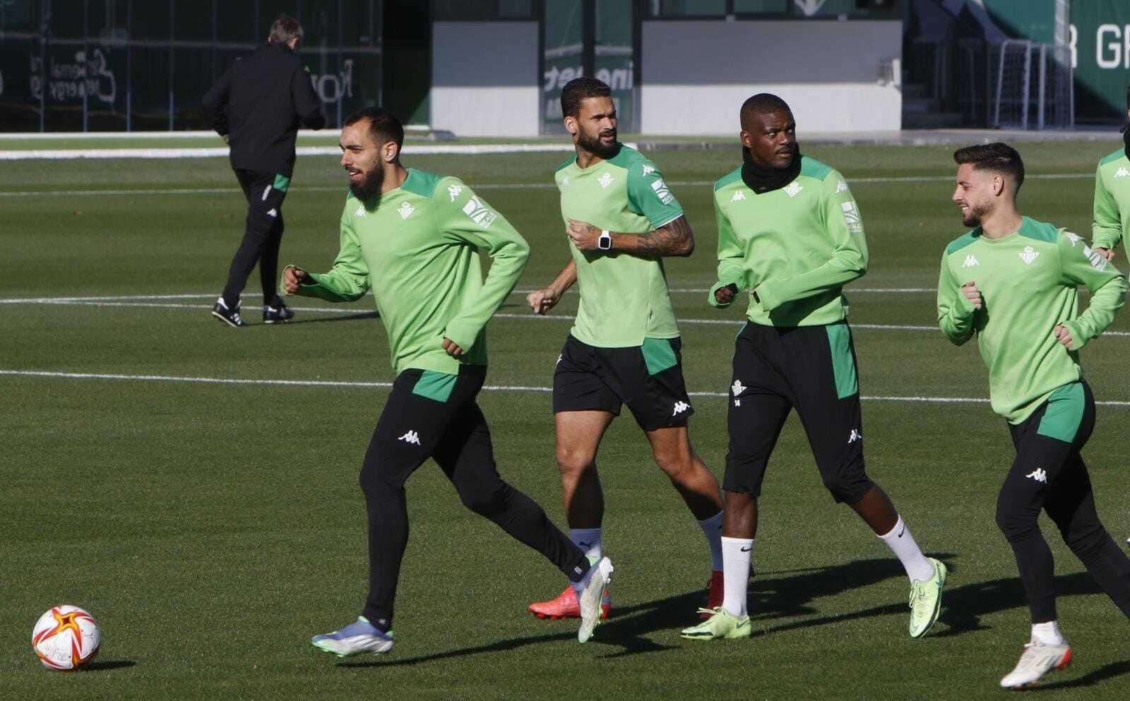 Willian José, junto a Borja Iglesias, William Carvalho y Álex Moreno, en el entrenamiento de este viernes.