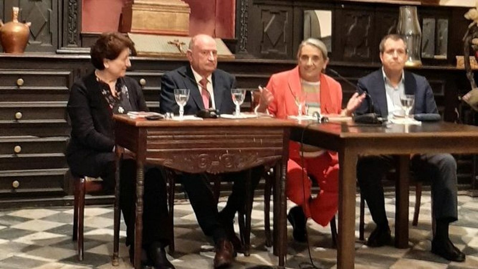 Lourdes Grosso, Román Martínez del Cerro, Juana Sánchez-Gey Venegas y Álex del Rosal, durante la mesa redonda celebrada en el Claustro de la iglesia de San Francisco, dentro del ciclo ‘Diálogos en el Claustro’.