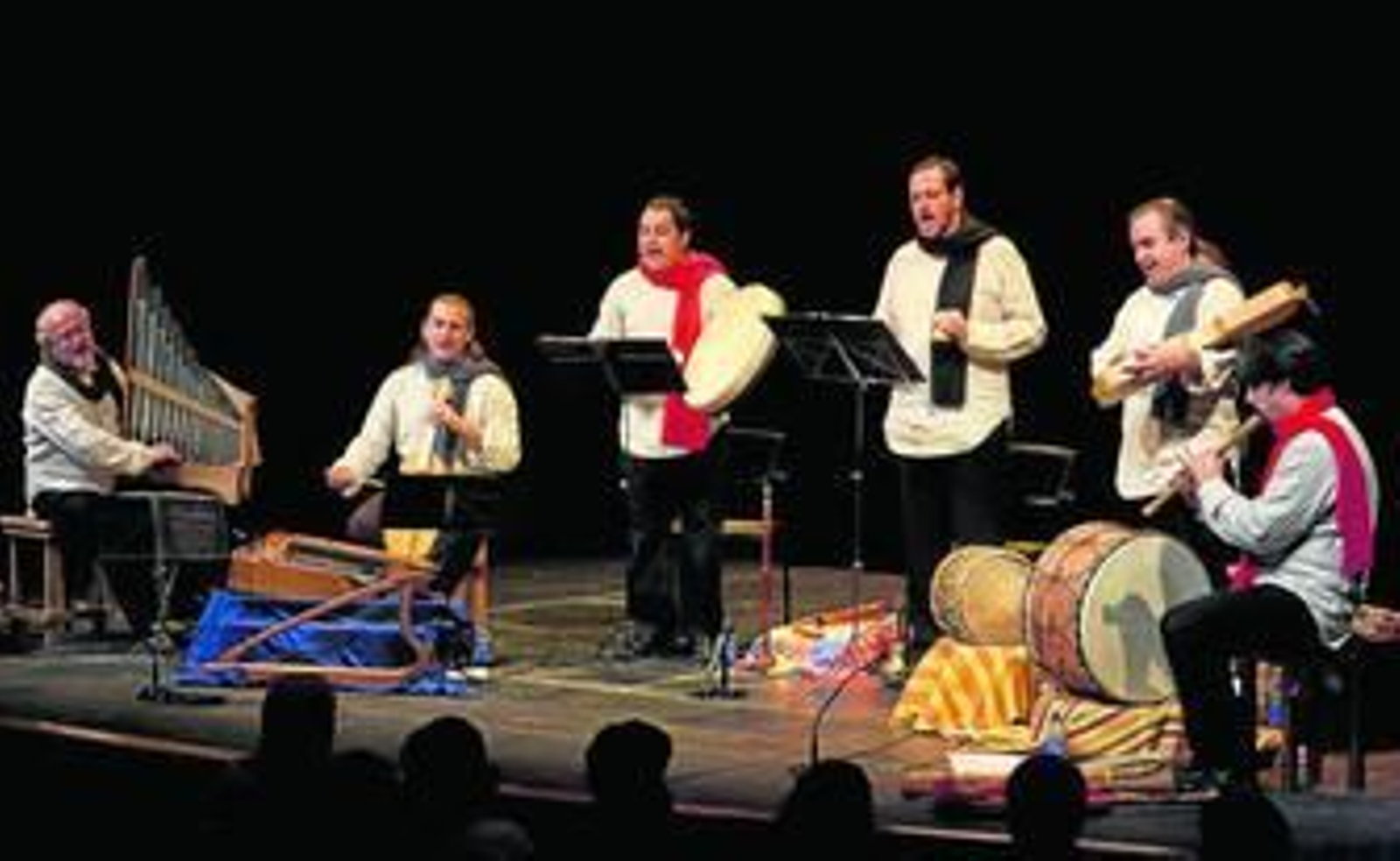 1. El programa Distrito de las Artes homenajea este año al grupo Artefactum, que cumple 20 años, con cuatro conciertos en los Distritos Sur, Nervión, Triana, Macarena y Norte. 2 y 4. 'Las Leyendas de Agua Dulce', de La Madeja Teatro, y 'Los Penseques', de Teatro La Junglaría', son dos de las obras que se representarán a lo largo de estos meses en distintos barrios de la capital. 3. Destacan actividades como el Festival de Títeres, que saldrá del Centro para llegar a otros barrios. En la imagen, Desguace Teatro con 'Cuentos de pan y pimiento'.