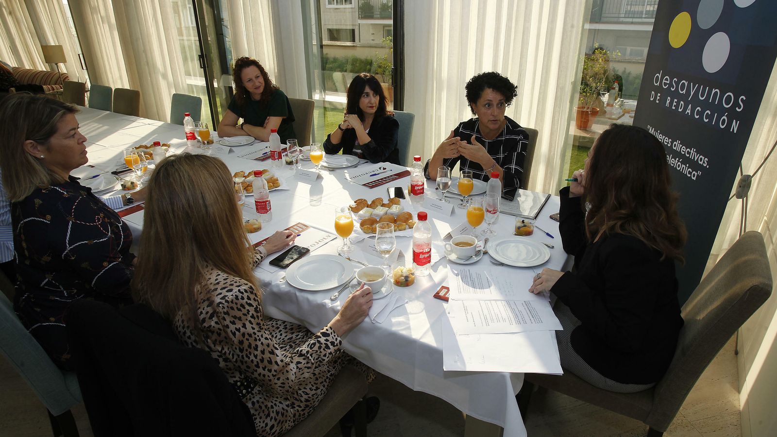 Las directivas de Telefónica conversan con la directora de Granada Hoy.