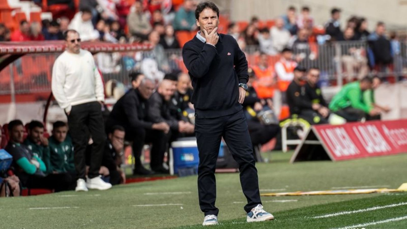 Rubi, pensativo en el área técnica durante el enfrentamiento contra los caballas.