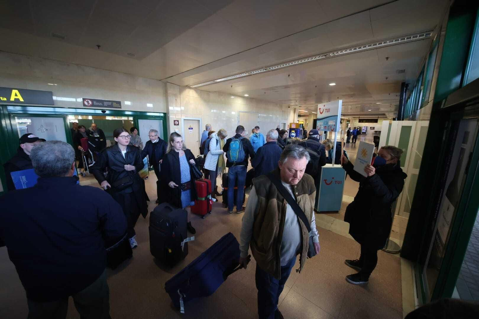 Pasajeros alemanes llegando al Aeropuerto de Jerez, este jueves. Pasajeros alemanes llegando al Aeropuerto de Jerez, este jueves.