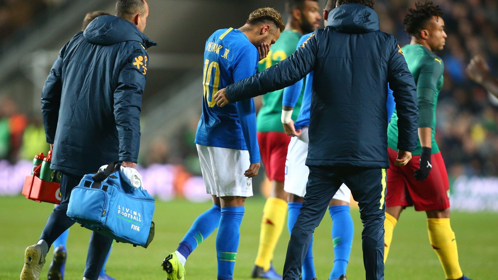 Neymar se retira del terreno de juego.