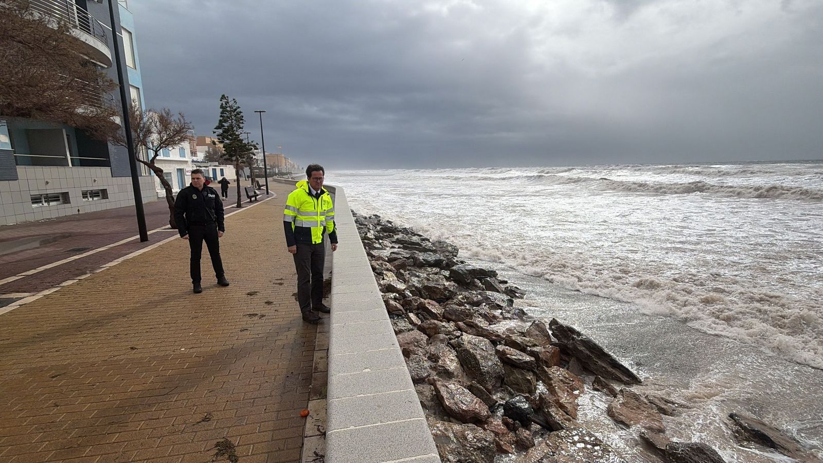Francisco Góngora observa algunos de los daños producidos por la borrasca Kristin.