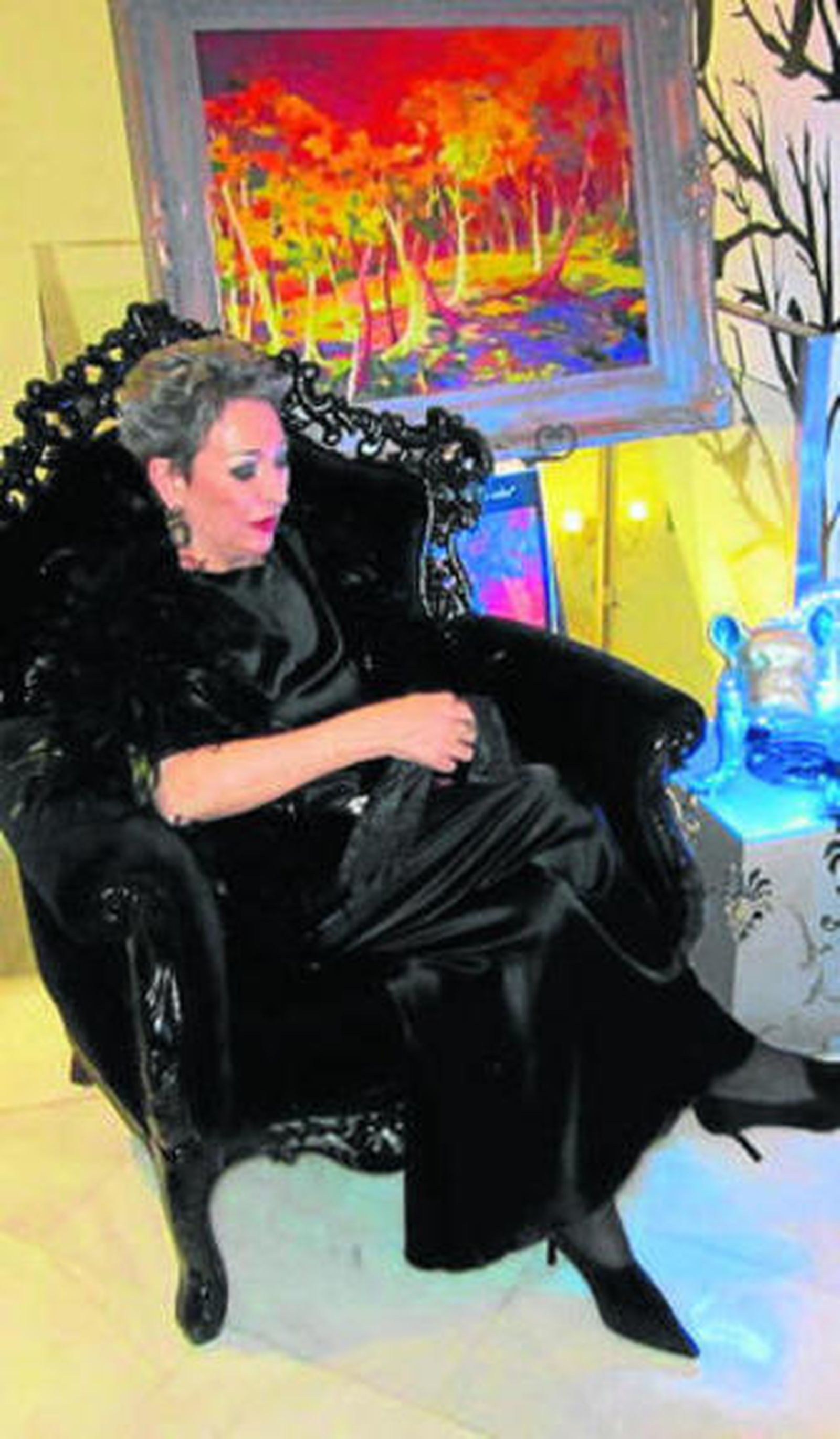 1. Mónica Gómez, en su estudio, diseñando su última colección de vestidos de novia y trajes de noche. 2. Luisa Gavasa, con un diseño de MOMA, en los Goya. 3. Gavasa (i), con Maribel Verdú, en la presentación de 'De tu ventana a la mía'.