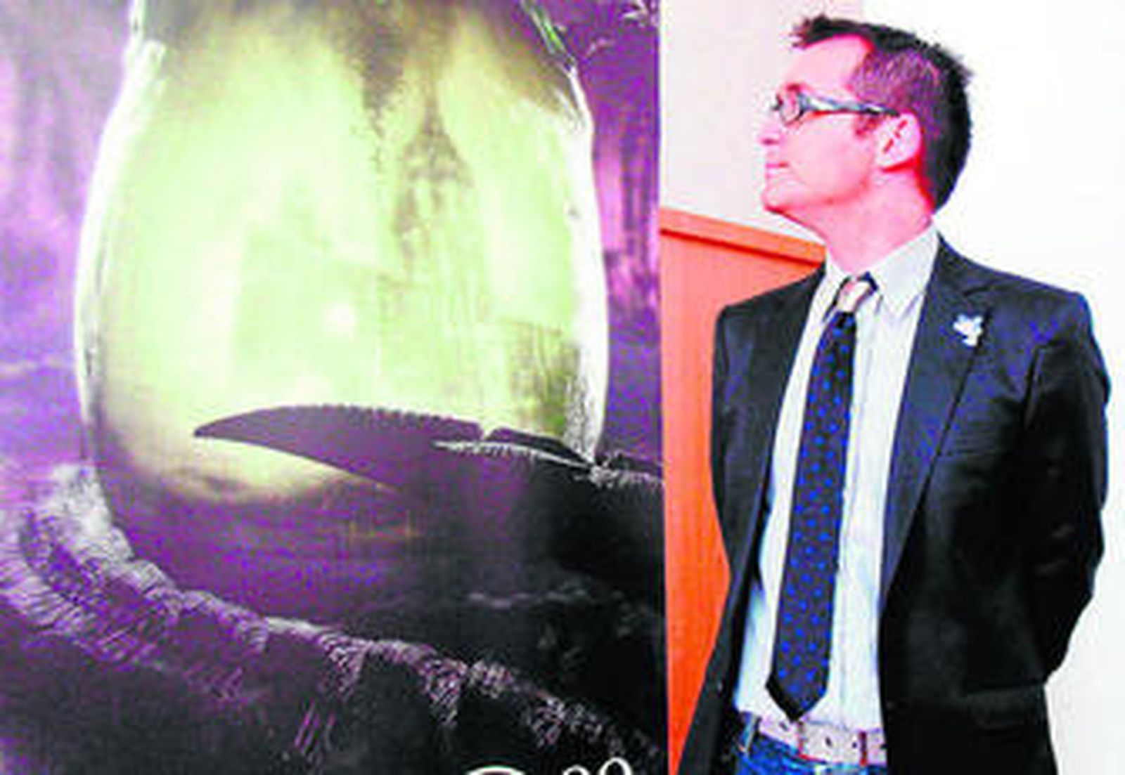 El director del festival, junto a un cartel.