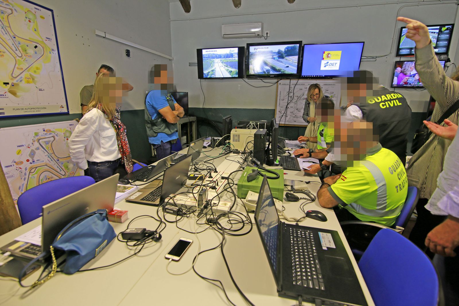 Visita de autoridades al Puesto de Mando Avanzado del Mundial de Motociclismo